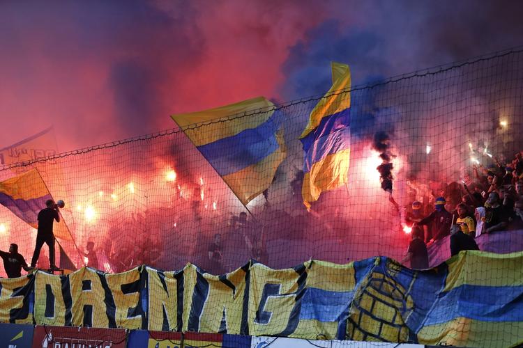 hærværk. Der blev brændt masser af fyrværkeri af i Brøndby-lejren under kampen mod FCK. 