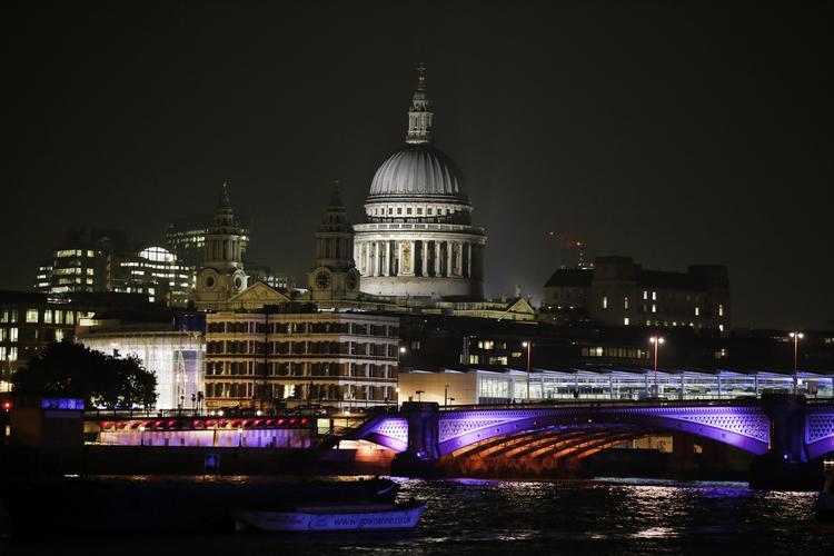 DYR UDSIGT. Hvis man vil nyde Londons skyline med St. Pauls Cathedral fra firma eller lejlighed, skal sparegrisen være enorm. 