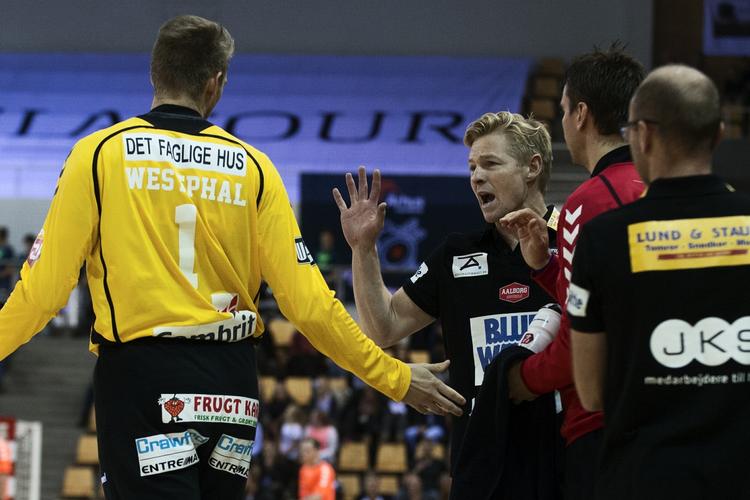 PINLIGT. Fra trænerbænken oplevede Jesper Jensen, at hans Aalborghold scorede tre mål i første halvleg mod Århus. 