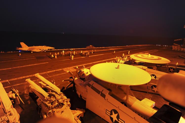 Offenseiv. Luftangreb mod IS-kontrollerede områder i Irak og Syrien fortsætter. Her er det et Hornet-fly, der gør klar til afgang fra hangarskibet USS George H.W. Bush. 
