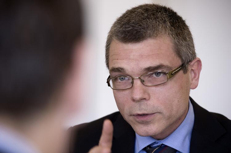 straf. Det er direktør i Skat, Jesper Rønnow Simonsen, der har svinget pisken over fire medarbejdere, som beskyldes for at have brugt 'bøllemetoder' overfor blandt andet en forretningsmand og en fotomodel. 
