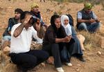 overvågning. Tyrkiske kurdere forsøger at følge med i situationen i Syrien fra den tyrkiske side af grænsen nær Suruc tæt på den syriske by Kobane, hvor der i øjeblikket pågår intense kampe mellem IS og den kurdiske hær. 