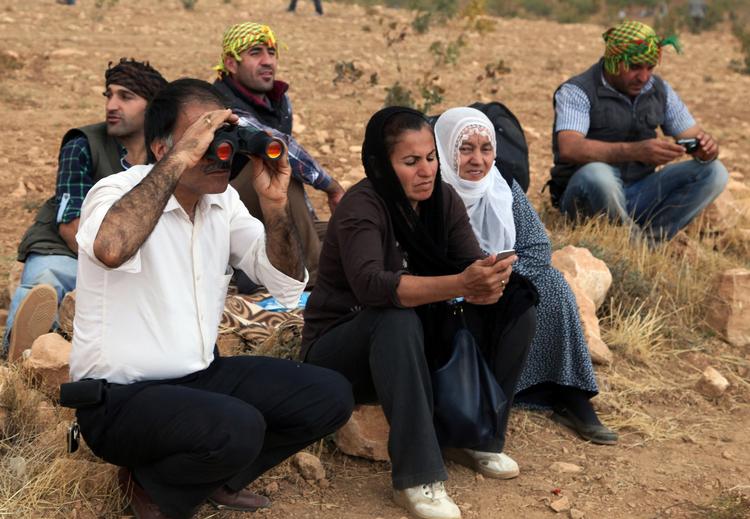 overvågning. Tyrkiske kurdere forsøger at følge med i situationen i Syrien fra den tyrkiske side af grænsen nær Suruc tæt på den syriske by Kobane, hvor der i øjeblikket pågår intense kampe mellem IS og den kurdiske hær. 