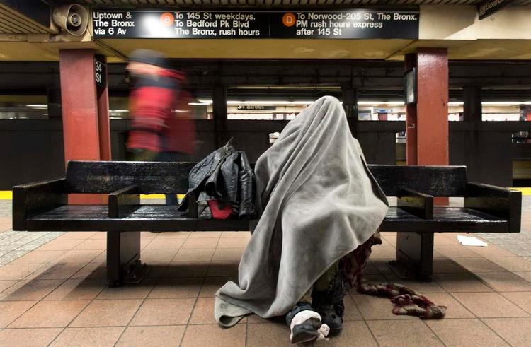 Overflødig. En hjemløs i New York, et blandt mange overflødige mennesker i de uundværliges verden ifølge Ilija Trojanow. 