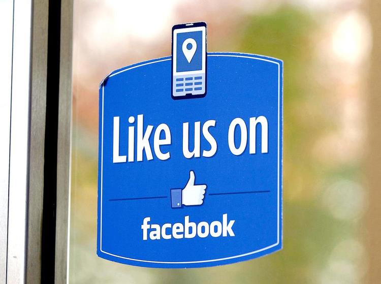 Tommelfinger. Mark Zuckerberg og hans facebookdesignere har fået gjort en lille opadvendt tommelfinger til verdens mest eftertragtede pr- og marketingredskab. 