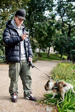 Nyhedshund. Når 17-årige Thor Bergstein Johansen går tur med hunden, går han også på Facebook. Det er herfra, han får alle sine nyheder. Foto Janus Engel 