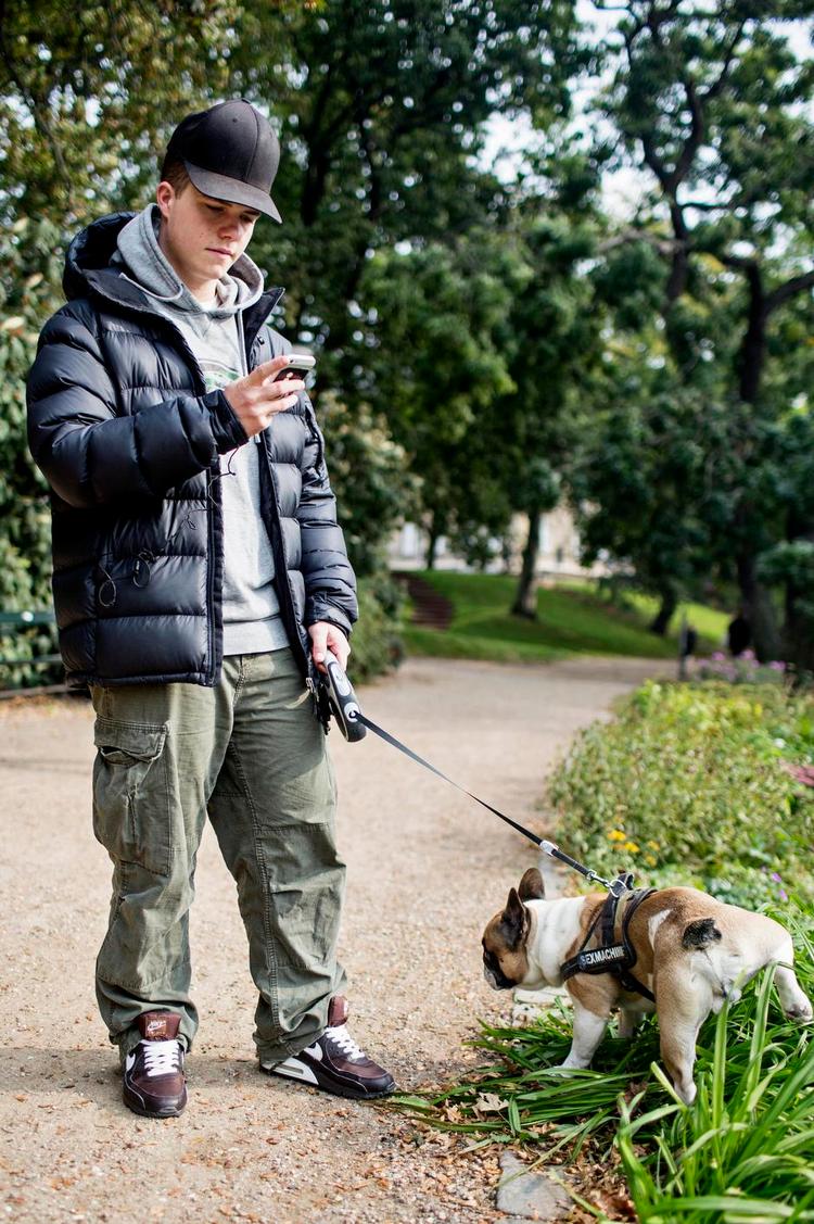 Nyhedshund. Når 17-årige Thor Bergstein Johansen går tur med hunden, går han også på Facebook. Det er herfra, han får alle sine nyheder. Foto Janus Engel 