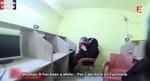 Hallo? Optagelserne viser blandt andet, hvordan en række kvinder sidder på en internetcafé og taler med pårørende i Frankrig. Screendump fra France 2 