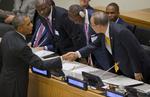 Talere. Barack Obama (til venstre) giver hånden til Ban Ki-moon. Begge havde ebola på dagsordenen i New York. 