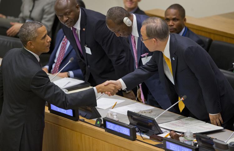 Talere. Barack Obama (til venstre) giver hånden til Ban Ki-moon. Begge havde ebola på dagsordenen i New York. 