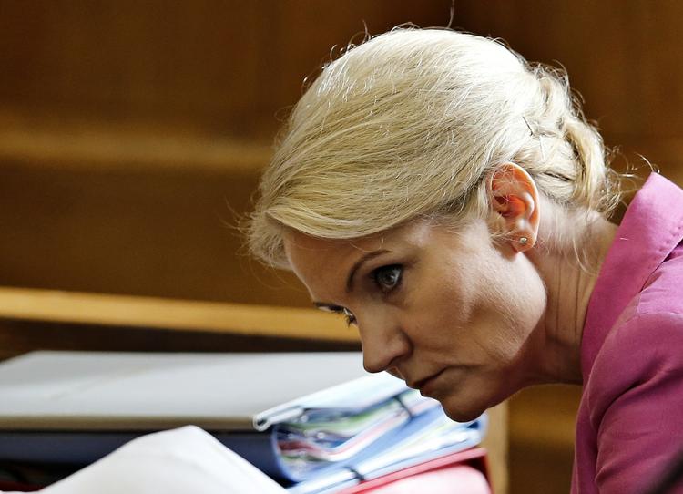 Presset. Uret tikker stadig hurtigere for Helle Thorning-Schmidt. Hun har højst et år til at vende målingerne. 