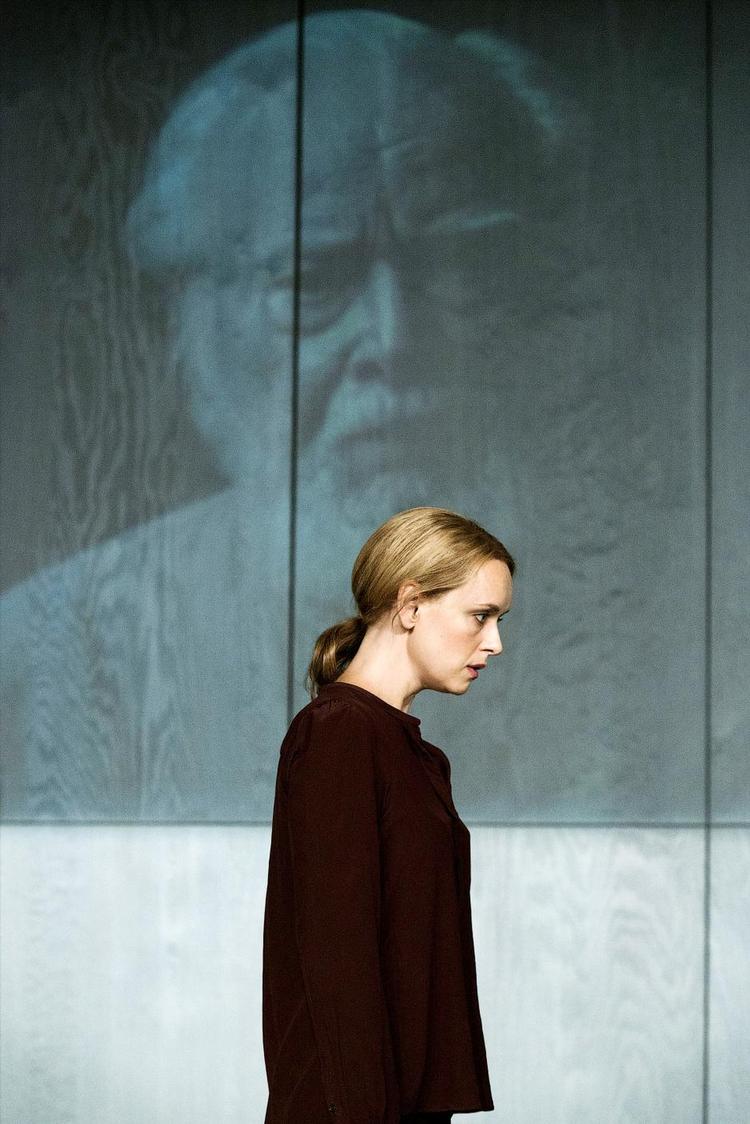 Drømmer. Ibsens Rebekka West er en ung kvinde, som vil gøre sin drøm om frihed til virkelighed. Men bag enhver stærk kvinde står der en mand, der er svag nok til at knuse drømmen. Livia Millhagen lyser i rollen.