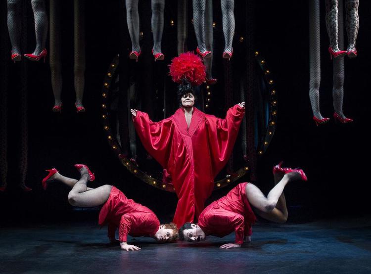 Diva. Daimi Gentle stråler i Riddersalens fødselsdagsrevy, hvor hun bringer et helt århundredes dansk sangskat til live i selskab med blandt andre Mathias Rahbæk og Morten Hee Andersen. 