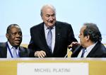 Magtspil. Blatter (i midten) og Platini (th) under et møde i 2012, hvor også  Issa Hayatou var med. Hayatou er flere gange blevet linket til korruption. Han er seniorvicepræsident i Fifa og endvidere medlem af den internationale olympiske komité. 