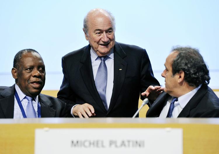 Magtspil. Blatter (i midten) og Platini (th) under et møde i 2012, hvor også  Issa Hayatou var med. Hayatou er flere gange blevet linket til korruption. Han er seniorvicepræsident i Fifa og endvidere medlem af den internationale olympiske komité. 