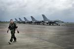 KAMPKLAR. Danske F-16-jagere er klar til at gå i luften, så snart et flertal i Folketinget giver mandat til det. 