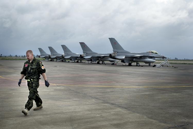 KAMPKLAR. Danske F-16-jagere er klar til at gå i luften, så snart et flertal i Folketinget giver mandat til det. 
