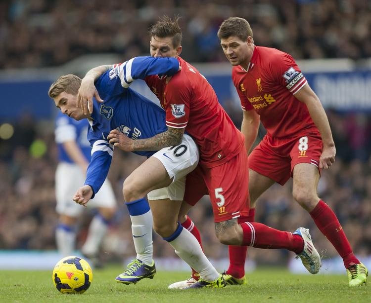 anførere. Daniel Agger (midt) og Steven Gerrard (th) i kamp sammen for Liverpool i et lokalopgør mod Everton. 