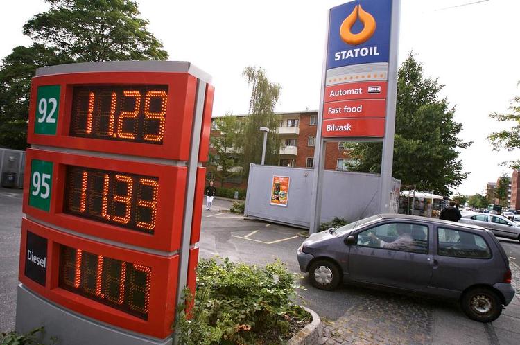 besparelse. En ældre Renault Twingo kører ind for at tanke. Det skal man sjældnere gøre i den nyeste udgave, der kører meget længere på en liter benzin. Den gamle klarer 15 km/l, den nye omkring 23. 
