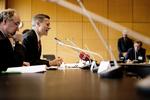 kritikere. Thomas Dorsey ved mikrofonen og  James Morsink, til venstre, langer ud efter det danske boligmarked. 
