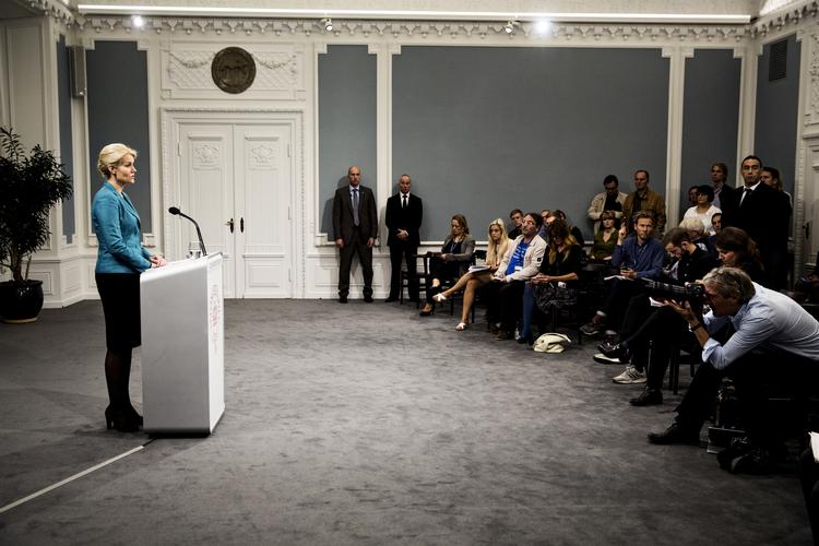 Den danske indsats med syv F-16-fly er i første omgang sat til at strække sig over 12 måneder, forklarer statsminister Helle Thorning-Schmidt. 