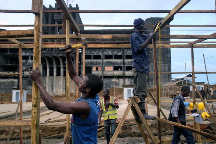 Fremtidsdrømme. Et ebola-isolations- og behandlingscenter er i gang med at blive bygget i Liberias hovedstad Monrovia. Det vil give 200 ekstra hospitalssenge. I alt mangler der 1.550 sengepladser i landet, vurderer verdenssundhedsorganisationen (WHO). 