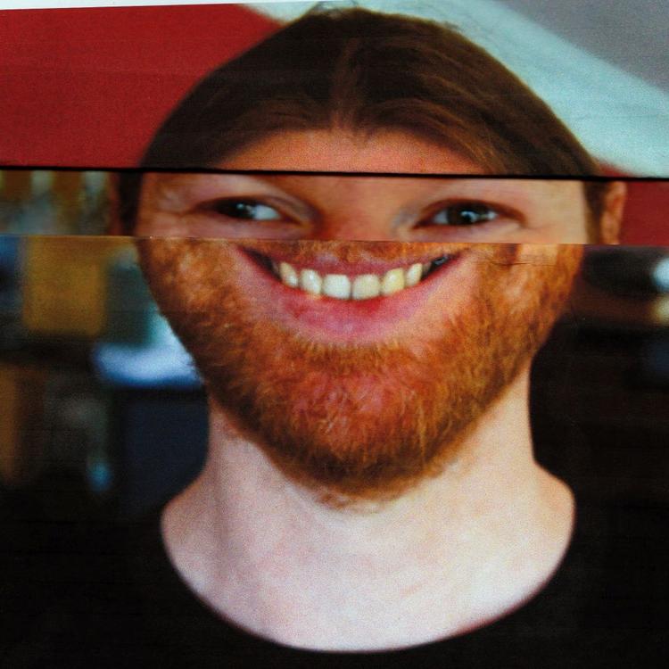 Vildmand. Aphex Twin gemmer sig et sted i Skotland med sin familie. Men på sit nye album tordner han frem og frontalt gennem hele maskinparken bag den moderne musik. Med en økse i den ene hånd, og et klaver i den anden. 