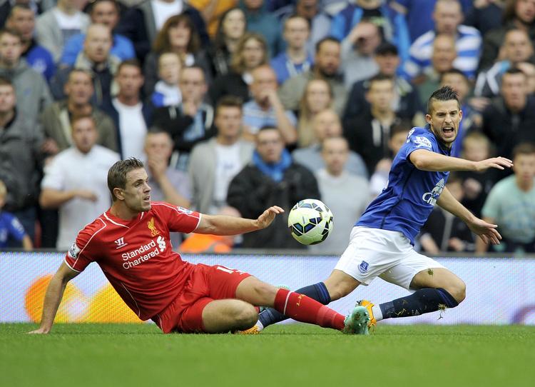 Deling. Jordan Henderson (tv) og Kevin Mirallas i nærkamp i den  store havnebys lokalopgør, der fik en dramatisk afslutning. 