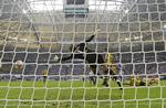 Mål. Eric Maxim Choupo-Moting  passerer Roman Weidenfeller i Dortmunds mål til 2-0. 