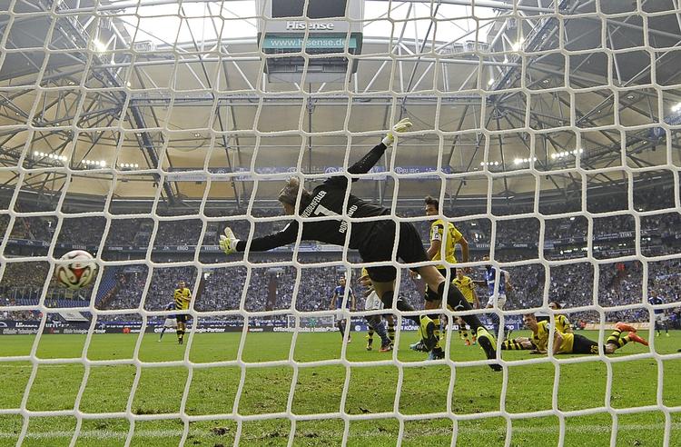 Mål. Eric Maxim Choupo-Moting  passerer Roman Weidenfeller i Dortmunds mål til 2-0. 