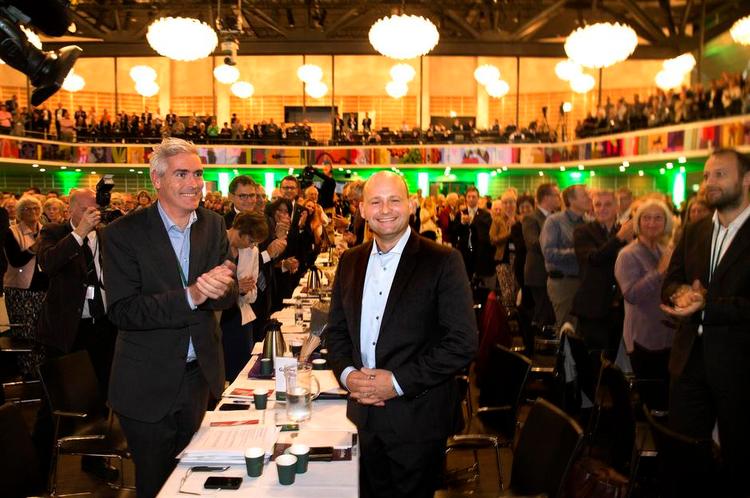 Optimist. Der blev klappet ad den nye konservative formand, Søren Pape (i midten), der gjorde sit til at sprede godt humør og håb for sit parti på landsrådet i går. 
