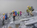 Fanget. Flere hundrede bjerbestigere blev fanget på Mount Ontakes skråninger, da vulkanen pludselig gik i udbrud og indhyllede området i en dyne af aske 