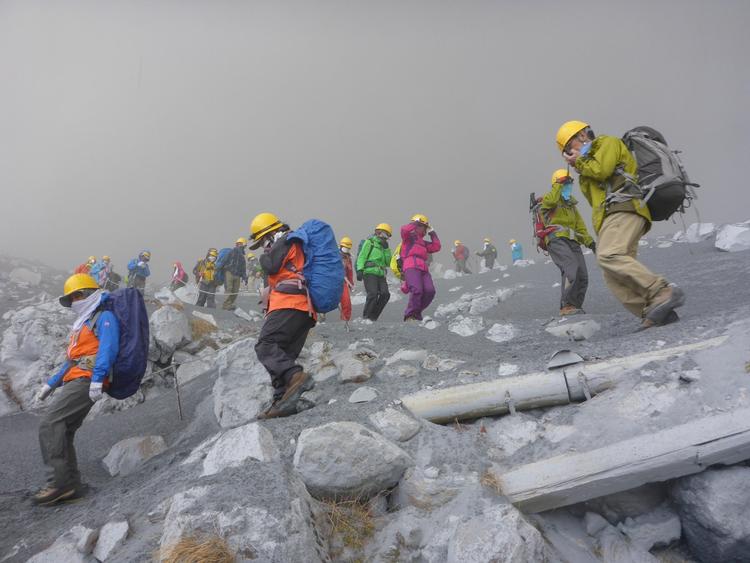 Fanget. Flere hundrede bjerbestigere blev fanget på Mount Ontakes skråninger, da vulkanen pludselig gik i udbrud og indhyllede området i en dyne af aske 