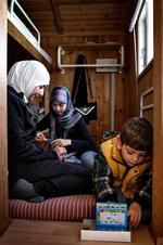 Klemt. Eman Shakeer med datteren Nour og sønnen Rudwan er flygtninge fra Syrien og midlertidigt indkvarteret i en campinghytte. Udlændingestyrelsen mangler pladser til det markant stigende antal flygtninge, som søger asyl i Danmark. 