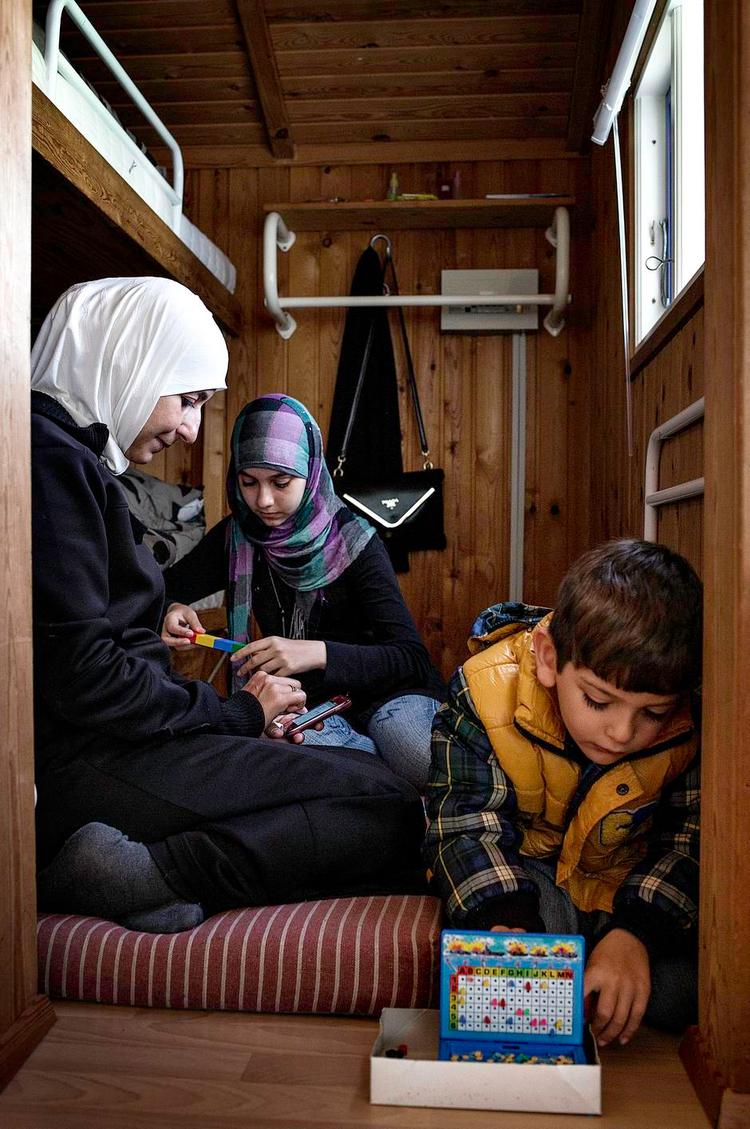 Klemt. Eman Shakeer med datteren Nour og sønnen Rudwan er flygtninge fra Syrien og midlertidigt indkvarteret i en campinghytte. Udlændingestyrelsen mangler pladser til det markant stigende antal flygtninge, som søger asyl i Danmark. 