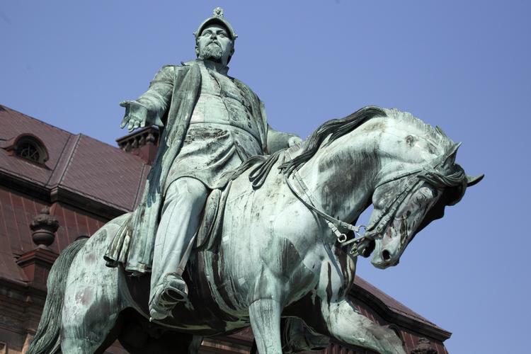 Populær. Rytterstatuen står endnu. Den er fra 1865. 