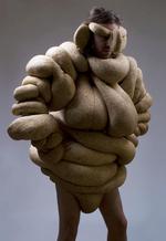Delledragter. Bart Hess og Lucy McRae kalder deres michelindragt for Germination Day. 