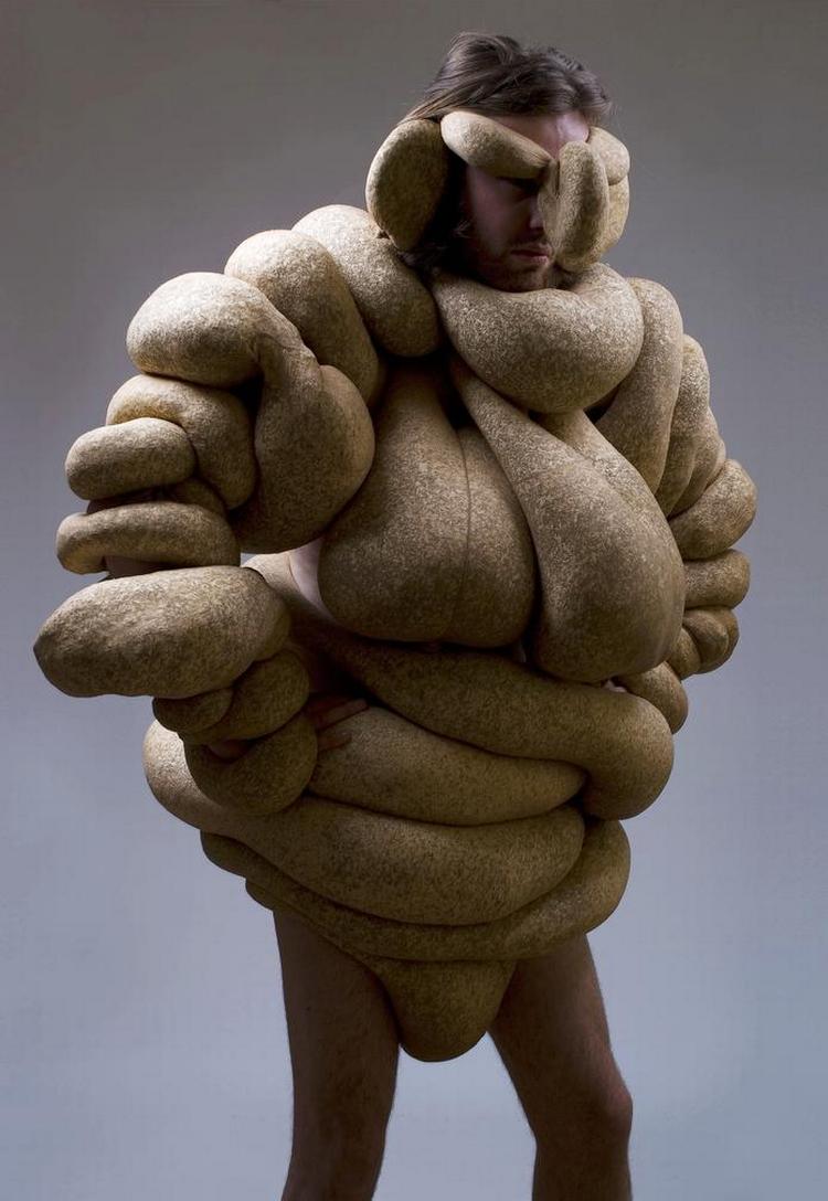 Delledragter. Bart Hess og Lucy McRae kalder deres michelindragt for Germination Day. 