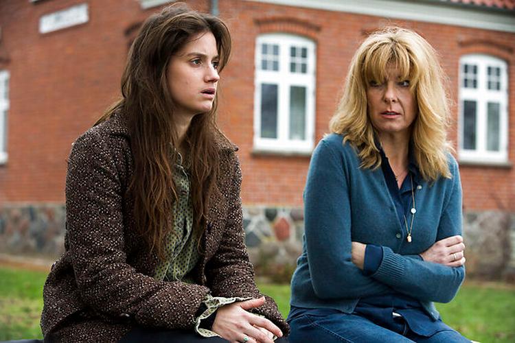 Film. Danica Curcic og Paprika Steen spiller de to søstre Sanne og Heidi i 'Stille hjerte'. 