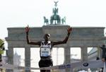 triumf. Dennis Kimetto kan juble over sejren i Berlin, hvor han også satte ny verdensrekord for et maratonløb. 