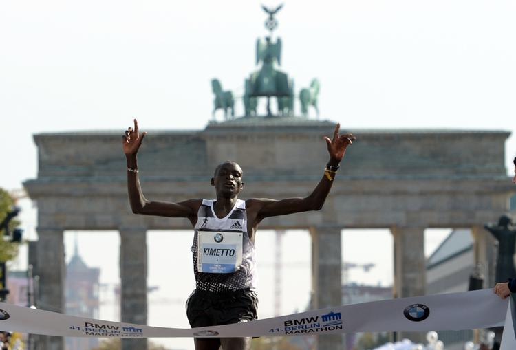 triumf. Dennis Kimetto kan juble over sejren i Berlin, hvor han også satte ny verdensrekord for et maratonløb. 