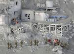 Japan. Flere hundrede klatrere blev fanget på Mount Ontakes skråninger, da vulkanen pludselig gik i udbrud i går. Redningsarbejdere leder efter overlevende på det askeindhyllede bjerg. 