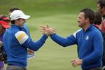 VINDERNE. Nordirerne Rory McIlroy og Graeme McDowell sikrede dagens to første point til Europa, der vandt Ryder Cup for tredje gang i træk. 