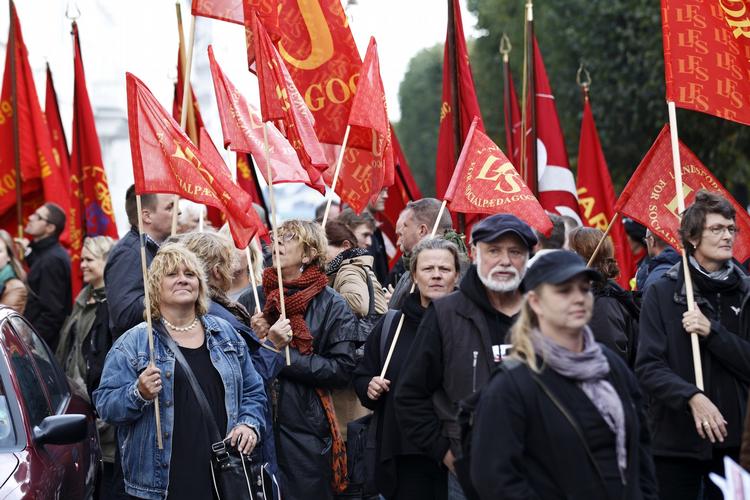 Faneflugt. Der er stadig et stykke vej til højdepunktet i 1995, hvor 73 procent af danskerne stod i fagforening. Billedet her er fra dengang fagbevægelsen mødte talstærkt op foran Arbejdsretten i København, på dagen hvor retten tog hul på sagen om restaurant Vejlegården. 