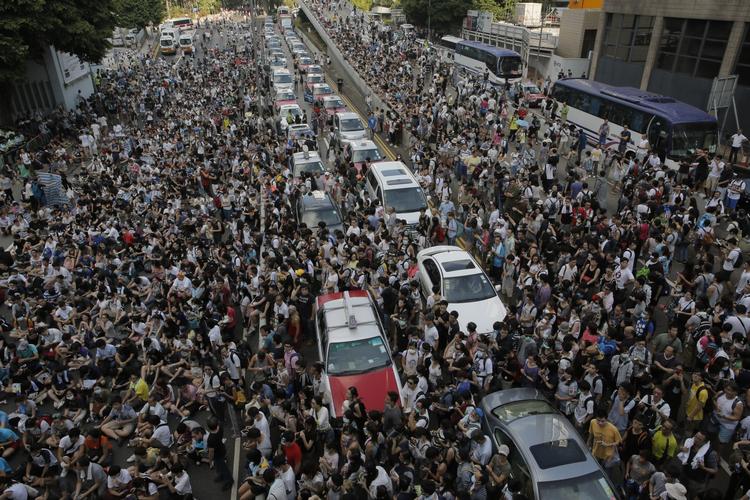 Protest. Titusindvis af mennesker har været på gaden for at demonstrere for mere frihed i Hongkong. 