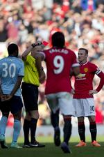 Udvist. Selv om Wayne Rooney havde den undrende mine på til at begynde med, erkender han, at dommer Lee Mason traf den korrekte beslutning ved at give et rødt kort. 