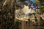Uro. 38 personer er kommet til skade under sammenstød mellem politi og demonstranter i Hongkong. 