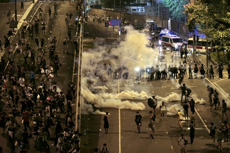 Uro. 38 personer er kommet til skade under sammenstød mellem politi og demonstranter i Hongkong. 