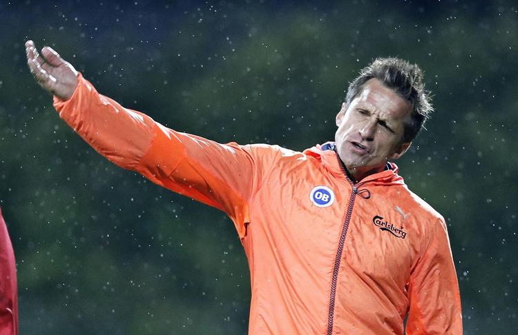 presset. OB-træner Troels Bech har svært ved at få samlet et slagkraftigt mandskab. Og i aften venter et af topholdene i ligaen, FCN. 