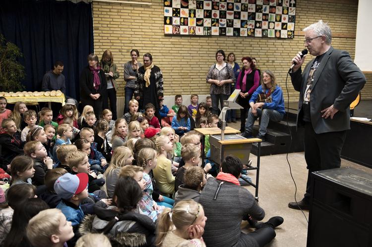 Skolegang. Det går ud over børnene, når der bliver sparet på både lærere og skoleledere, mener Danmarks Lærerforening. 